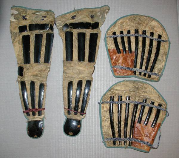 籠手と臑当＊兜鎧甲冑武士弓刀武大名笄鍔侍