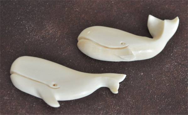 本象牙のクジラ２頭セットオーナメント