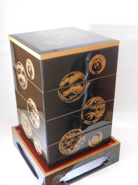 漆芸 四段重箱 黒漆地 扇面松竹梅菊図 金蒔絵 共箱付 時代物 漆器 沈金作品 時代物四段重箱 松竹梅、鶴亀文様 外箱付き 沈金技法四