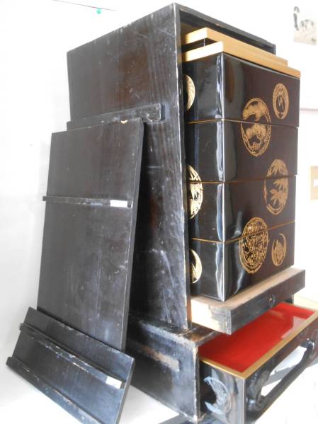 漆器 沈金作品 時代物四段重箱 松竹梅、鶴亀文様 外箱付き 沈金技法四