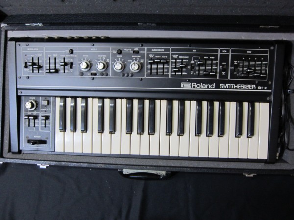 ROLAND SH-2 動作品 ハードケース付 往年の名機、武骨なアナログシンセ