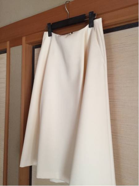 23区今期のスカート 新品同様 白 ミモレ丈