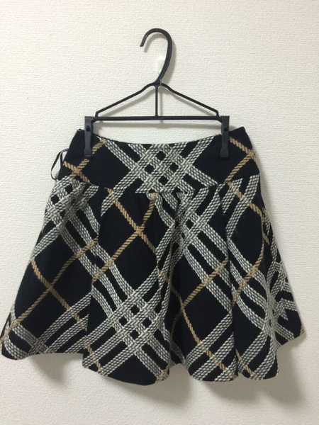 美品 バーバリー ブルーレーベル スカート（黒地白チェック柄）