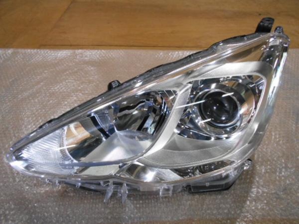 アクア　NHP10　左ヘッドライト　後期　ハロゲン　（W16M644）