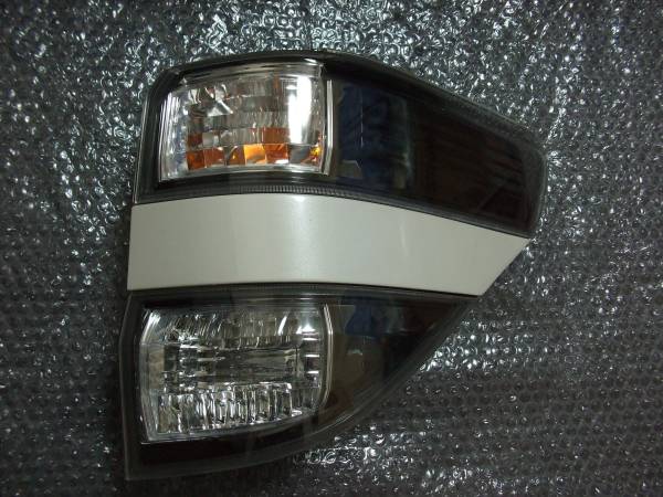 中古》トヨタ ヴェルファイア 20 純正 テールランプ 右 自動車