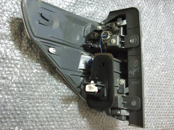 中古》トヨタ ヴェルファイア 20 純正 テールランプ 右 自動車