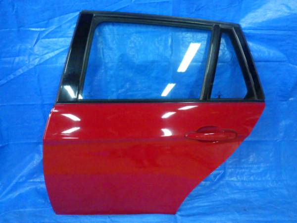 BMW 3シリーズ 320iツーリング E91 VR20 左 リア ドア 赤 A61