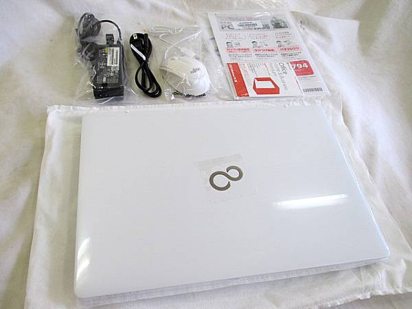 未使用 富士通 FMV LIFEBOOK AH45/A3 FMVA45A3W i3 オフィス4077