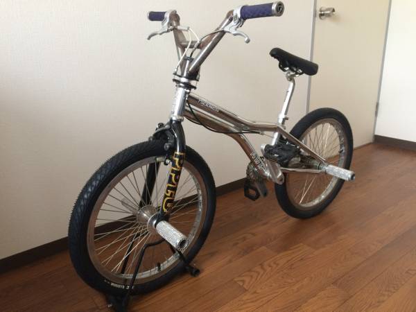 B><BR><BR>商品名：BMX ジャイロ搭載20インチモデル<BR>サイズ：約、W145×D59×H88cm<BR>カラー：マットブラック(つや消しブラック)<BR>配送費用：<BR>その他全国一律  　４５００円<BR>北海道　　　　　 ６５００円<BR>※但し、沖縄や離島などの特別地域などは別途運送会社などにお見積もりとなります。<BR>備考：<BR>※本製品は組立式の状態での出荷となりご到着後、落札者様自身で組立てなどをして頂く必要がございます。サドルやグリップなどのデザインについては若干の仕様変更がある場合がございます。<BR>※未使用品ですが倉庫会社の過剰在庫品や展示商品や長期保管商品などになり発送時の外箱が不足している場合がございますのでその場合はエアパッキンなどで簡易梱包での発送となります。<BR>※同梱不可となります。<BR><BR>【自転車防犯登録のお願い】<BR>自転車購入時や友人等から譲り受けた場合は法律(自転車法第12条第3項)で防犯登録を行う事が義務付けられています。最寄りの自転車販売店で必ず手続きをお願いします。<BR><BR><CENTER><img loading=