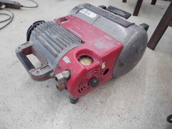 MAX エアコンプレッサー　AK-715PⅢ 中古 MAX製 マックス AK-715PⅢ MAX エアーコンプレッサーAK-715PⅡ