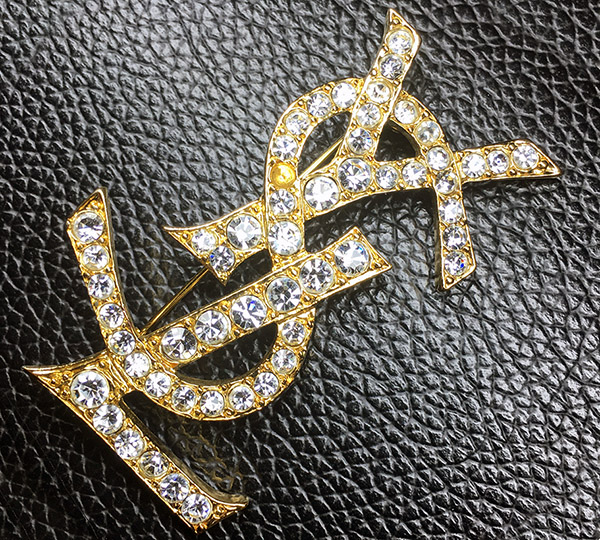 【超美品】イヴサンローラン ブローチ YSL ロゴ ラインストーン イヴ・サンローラン YSL YSLロゴ ラインストーン ブローチ | Yves