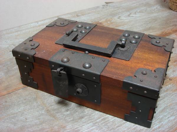 骨董品　千両箱　　　捻り巴 船箪笥 時代家具 金庫 銭箱 古民具　②