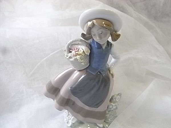 ★LLADRO　リヤドロ　花籠を持つ乙女　美品 リヤドロ 花籠を持つ少女 (ロ リヤドロ LLADRO 置物 フィギュリン