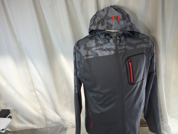 アンダーアーマ- 迷彩 フード付きナイロンジャケット　Mサイズ　