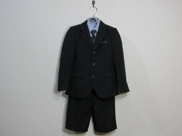 OLIVER HOUSE スーツ 縦縞三つ釦ジャケット黒 シャツ パンツ黒 ドット柄ネクタイ ポケットチーフ 130cm フォーマル 卒園式 卒業式 入学式
