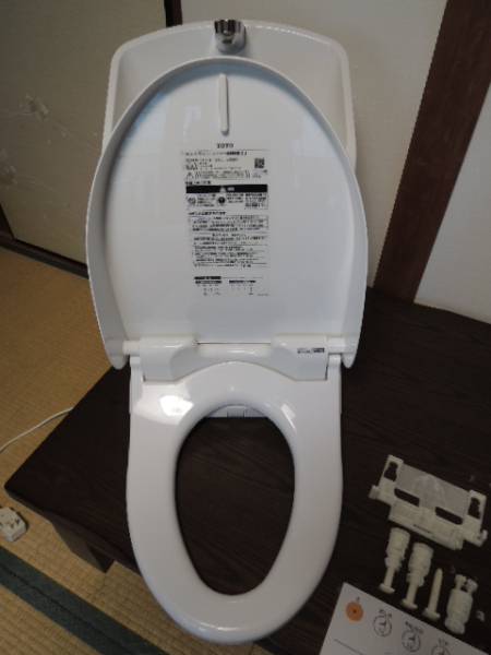 ノートパソコン □TOTO ウォシュレット一体型 トイレZJ 手洗い付き