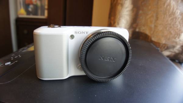 NEX-3　ボディ　ホワイト　1420万画素　APS-Cサイズ　超美品　一眼クオリティ　動画も一眼クオリティ！