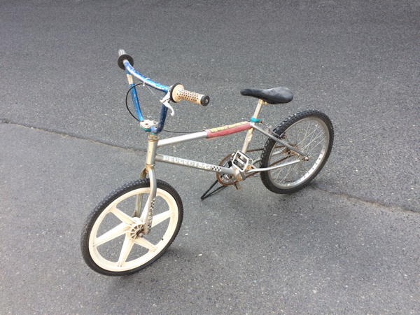 B><BR><BR>商品名：BMX ジャイロ搭載20インチモデル<BR>サイズ：約、W145×D59×H88cm<BR>カラー：マットブラック(つや消しブラック)<BR>配送費用：<BR>その他全国一律  　４５００円<BR>北海道　　　　　 ６５００円<BR>※但し、沖縄や離島などの特別地域などは別途運送会社などにお見積もりとなります。<BR>備考：<BR>※本製品は組立式の状態での出荷となりご到着後、落札者様自身で組立てなどをして頂く必要がございます。サドルやグリップなどのデザインについては若干の仕様変更がある場合がございます。<BR>※未使用品ですが倉庫会社の過剰在庫品や展示商品や長期保管商品などになり発送時の外箱が不足している場合がございますのでその場合はエアパッキンなどで簡易梱包での発送となります。<BR>※同梱不可となります。<BR><BR>【自転車防犯登録のお願い】<BR>自転車購入時や友人等から譲り受けた場合は法律(自転車法第12条第3項)で防犯登録を行う事が義務付けられています。最寄りの自転車販売店で必ず手続きをお願いします。<BR><BR><CENTER><img loading=