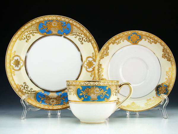 オールドノリタケ・金盛上蒼地花籠装飾図紋　キャビネットトリオ