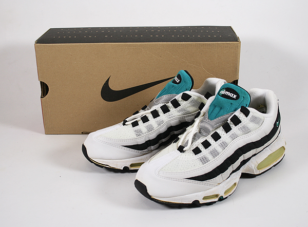 【100%新品】 訳アリ NIKE AIR MAX ナイキ エアマックス 1996年 韓国製 104050-132 US8 26cm 箱付き / F1219(26.0cm)｜売買されたオークション情報、yahooの商品情報をアーカイブ公開 - オークファン 26.0cm