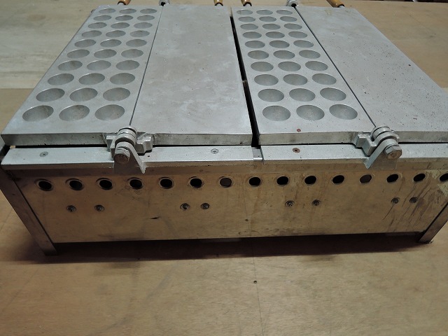 メーカー/型式不明 業務用 60穴 30穴×2 半自動たこ焼き器 釣り鐘 メーカー/型式不明 業務用 60穴 30穴×2 半自動たこ焼き器 釣り鐘