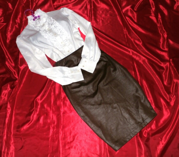 光沢ホワイトサテン♪フリルブラウス♪レザー調タイトスカート