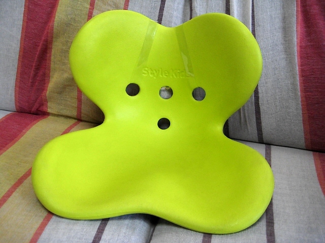 未使用 Style kids(スタイル キッズ) Ｌ ライムイエロー 適応サイズ：125-155 姿勢矯正 腰痛予防