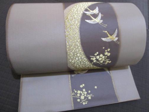 ◆名品・高品質帯コレクション◆上質で滑らかな帯地に金彩の三日月に鶴が羽ばたく美しい加工の高級袋帯◆