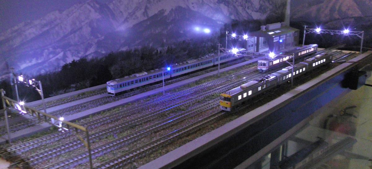 【SAZAN】鉄道ジオラマ展示台(6線路ｘ各6両編成）※架線柱ヤード灯つき電車区機関区 90x30cm★小3