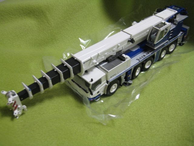 1/50スケールモデル TADANO ATF220G オールテレーンクレーン