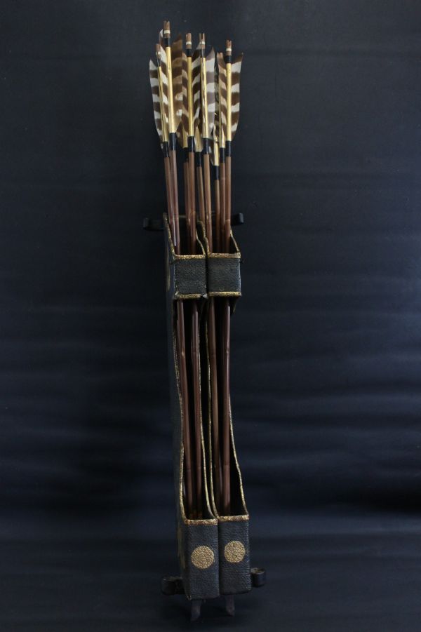 九鬼家家紋箙 矢10本 矢尻付 江戸時代 竹 革 鉄 木 金家紋 105×19.5cm 矢91.5×矢尻3.8×羽幅4.5cm(甲冑(兜、鎧 ...