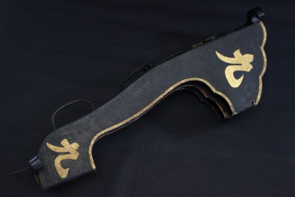 九鬼家家紋箙 矢10本 矢尻付 江戸時代 竹 革 鉄 木 金家紋 105×19.5cm 矢91.5×矢尻3.8×羽幅4.5cm(甲冑(兜、鎧 ...