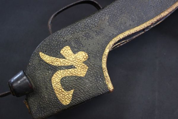 九鬼家家紋箙 矢10本 矢尻付 江戸時代 竹 革 鉄 木 金家紋 105×19.5cm 矢91.5×矢尻3.8×羽幅4.5cm(甲冑(兜、鎧 ...