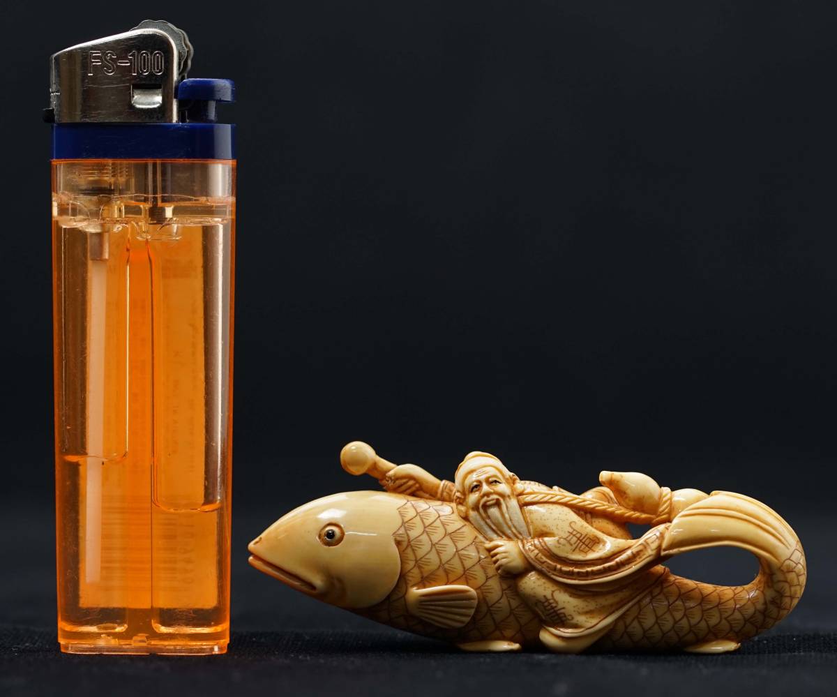 瓢箪を持つ仙人と鯉の根付けです。 象牙 根付 琴高仙人】人物 男 老人 鯉 魚 縁起物 中国 瓢箪(根付