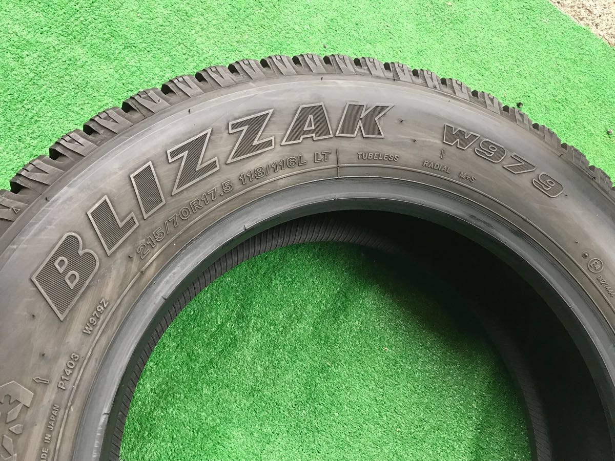 215⁄70R17.5 118⁄116L グッドイヤー 2020年製 中古スタッドレスタイヤ6 ☆