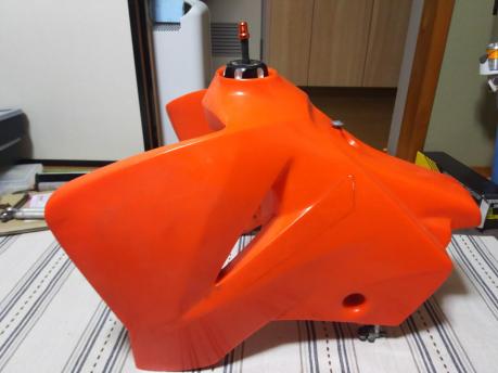 送料無料，100%新品 KTM EXC ビックタンク 約13Ｌ(タンク)｜売買されたオークション情報、yahooの商品情報をアーカイブ公開 - オークファン その他