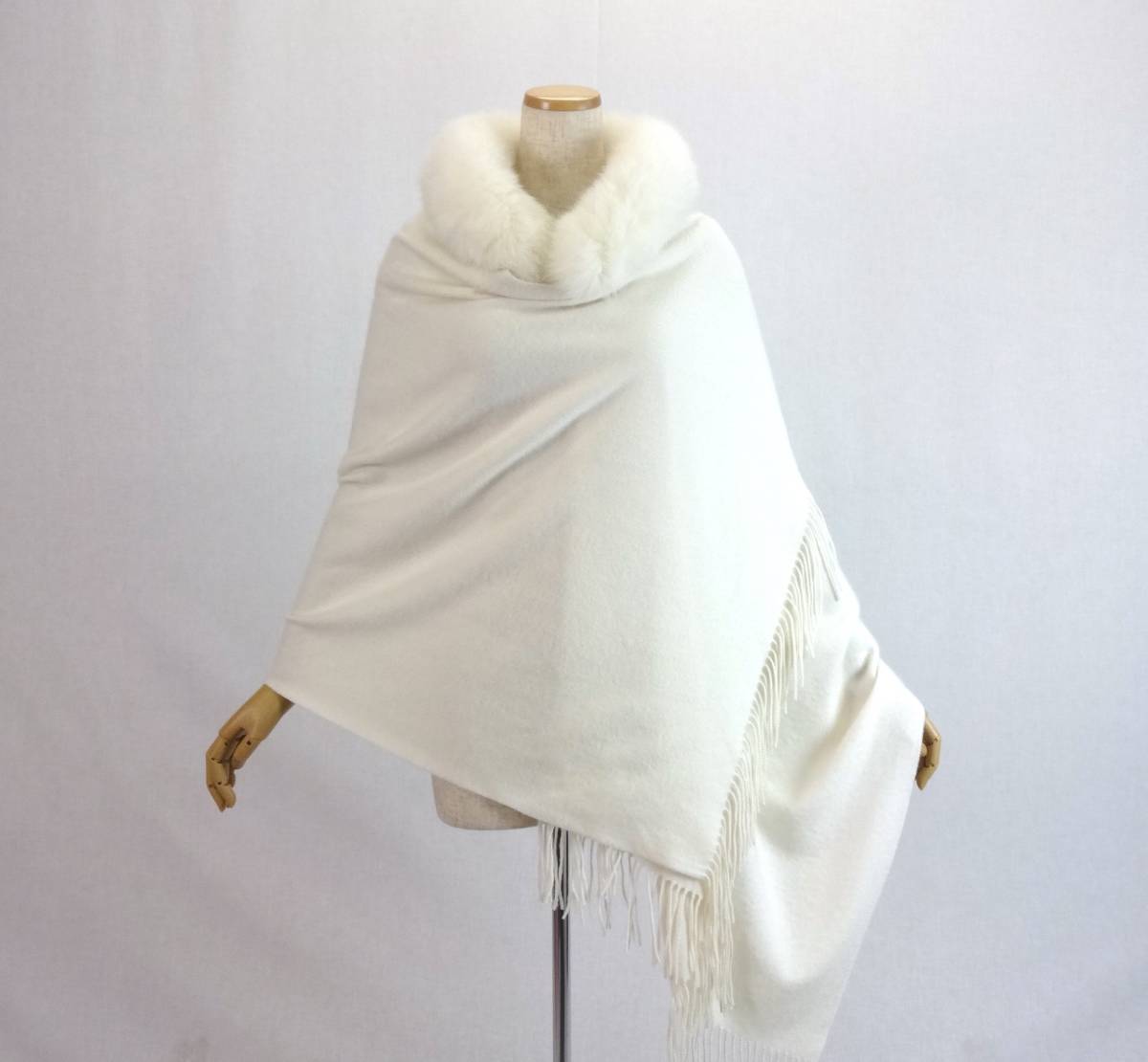 ストール 大判 ポンチョ 商品詳細：オーガニックカシミヤ カシミアストール(ポンチョ）プライベート ポンチョコート 華やかエレガント！　ハロッズ　カシミア素材　大判ストール＆ポンチョ　ホワイト　ほぼ新品　E042FJ
