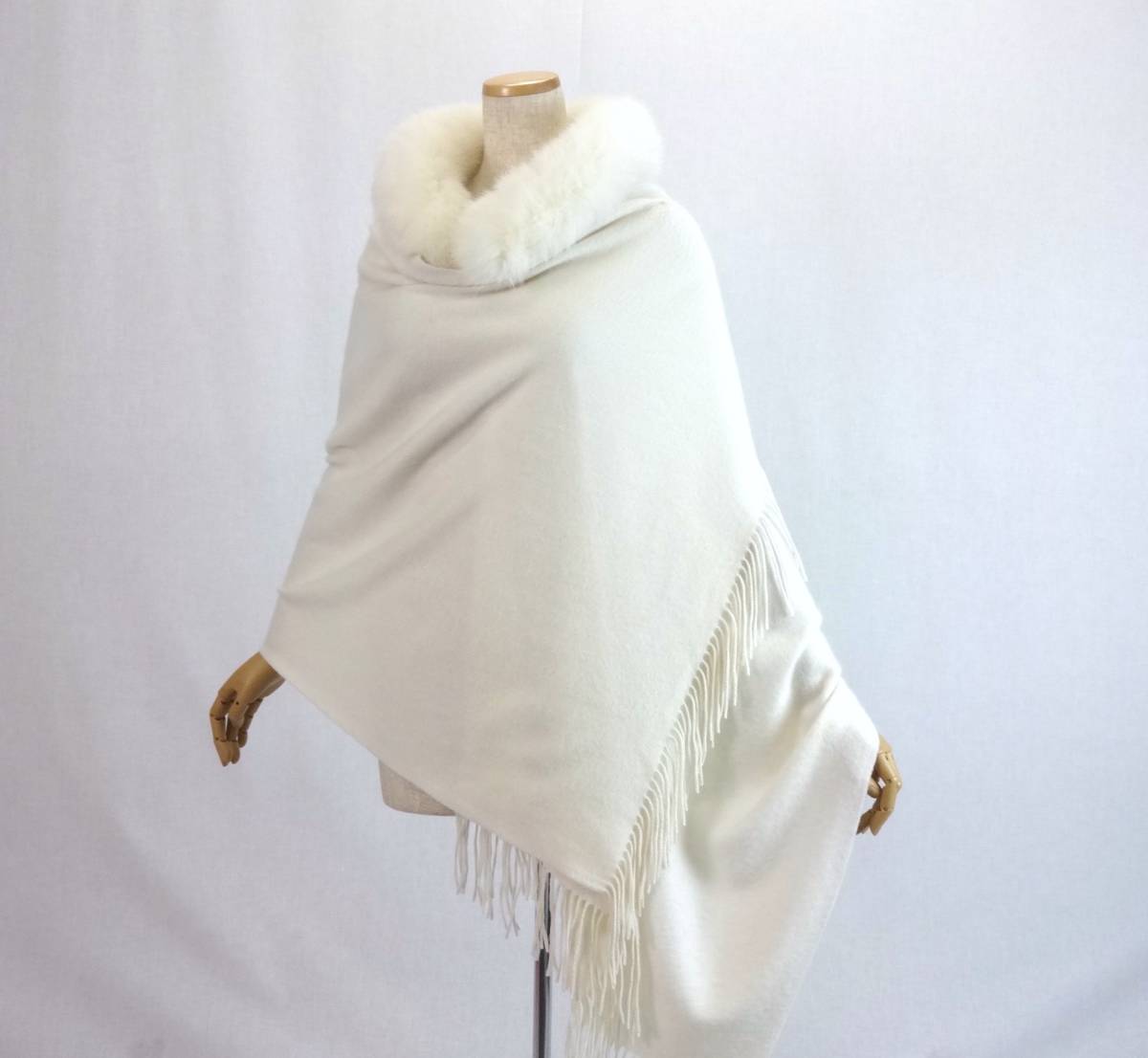 ストール 大判 ポンチョ 商品詳細：オーガニックカシミヤ カシミアストール(ポンチョ）プライベート ポンチョコート 華やかエレガント！　ハロッズ　カシミア素材　大判ストール＆ポンチョ　ホワイト　ほぼ新品　E042FJ