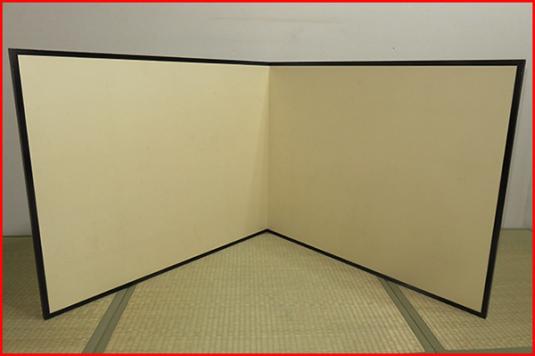 ◆ 茶道具　屏風　風炉先　【２尺３寸　総襖黒真塗縁　白張鳥ノ子　風炉先屏風　】　江戸間用　鳥の子　利休好