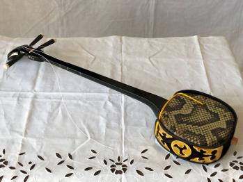 【中棹三味線】本体のみ 花梨棹 人工皮仕様 和楽器 長唄三味線 細棹 花梨 正寸 丸打胴 本皮 皮破れなし - メルカリ