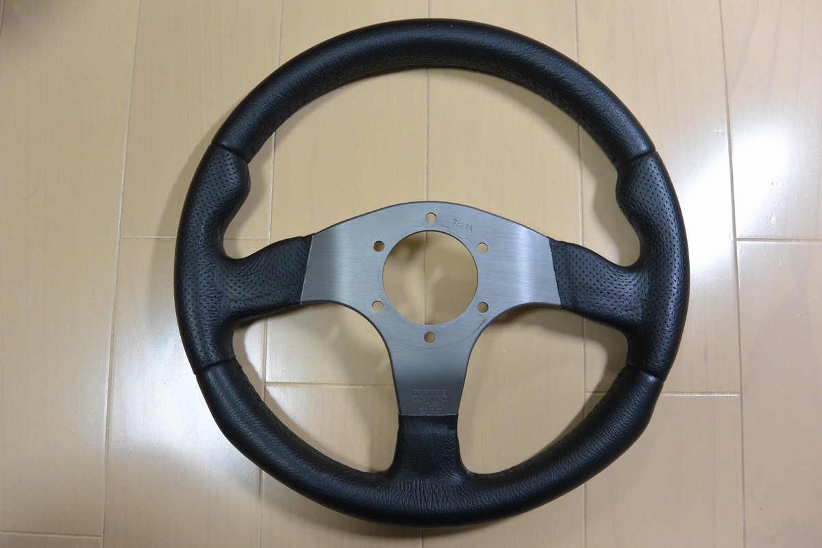 momo モモ ステアリング 32Φ RACE R-12 ハンドルMOMO(モモ