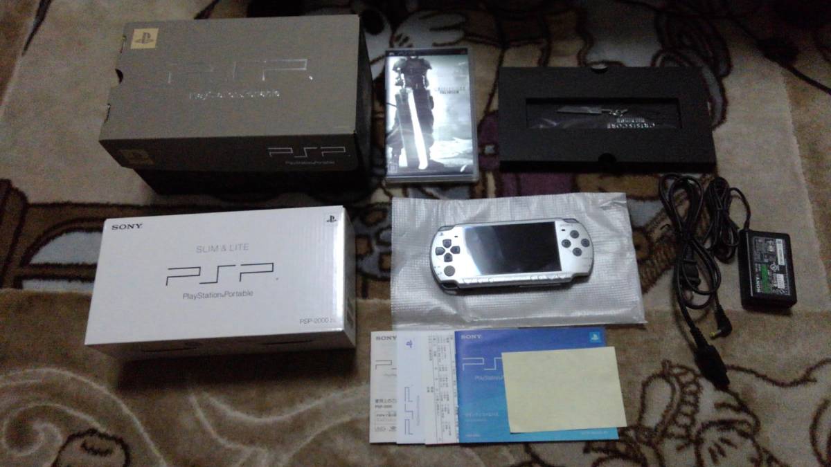 PSP本体 PSP-2000 クライシスコア ファイナルファンタジーVII同梱 バスターソードストラップ付 メモリースティック2GB付 CFW導入済