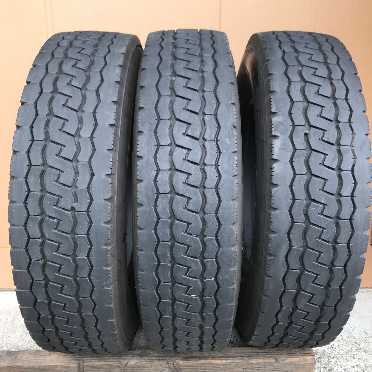 ブリジストンM812 205/85 R16 117/115L LT 中古３本 残溝7～8ミリ 2016年製