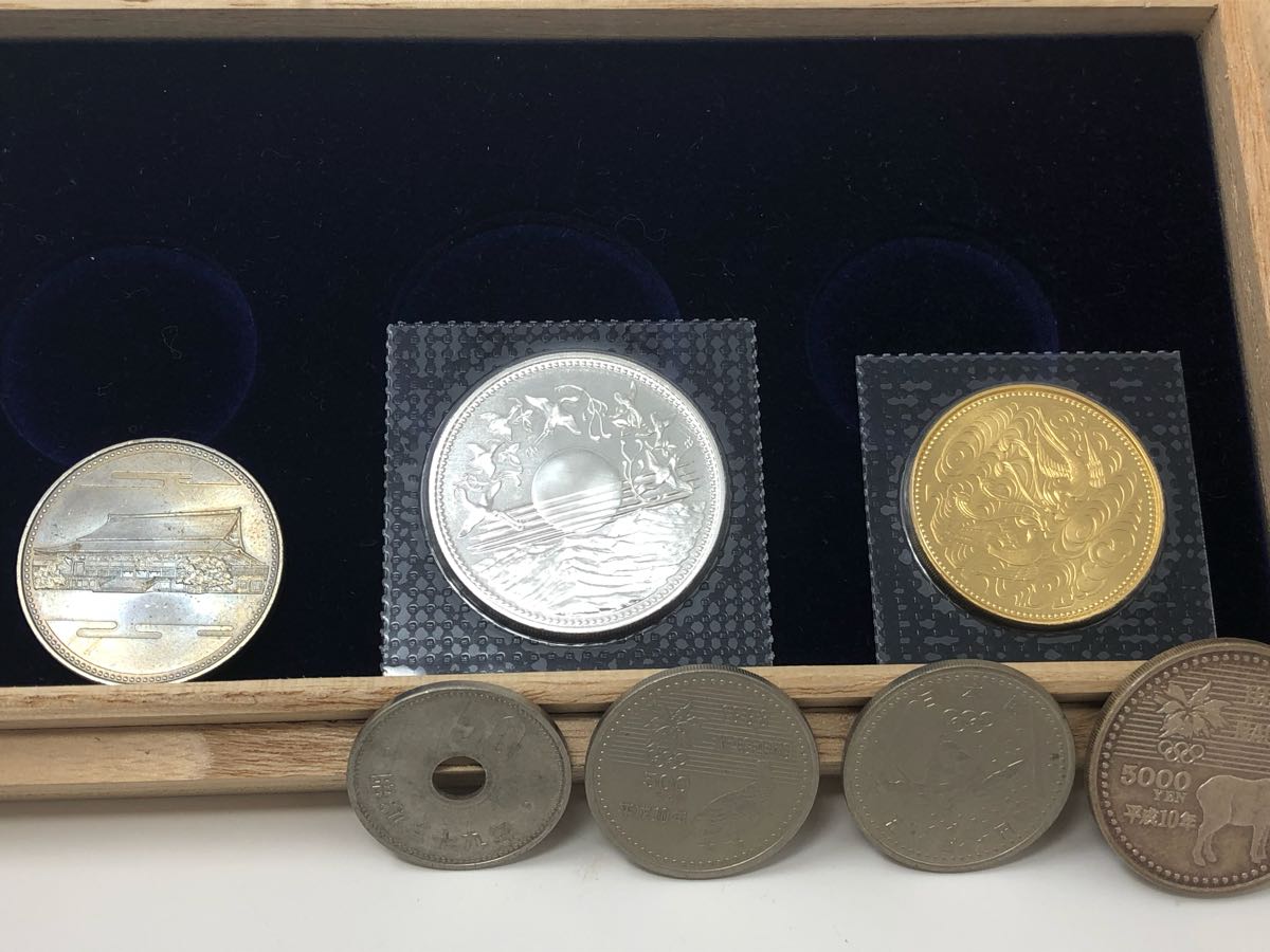 天皇陛下御在位60年記念○10万円金貨・1万円銀貨・500円硬貨の3枚