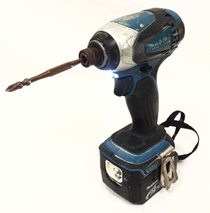 104K180E♪Makita/マキタ 充電式 インパクトドライバ TD134DX2 中古 電動工具 バッテリー(計2個)