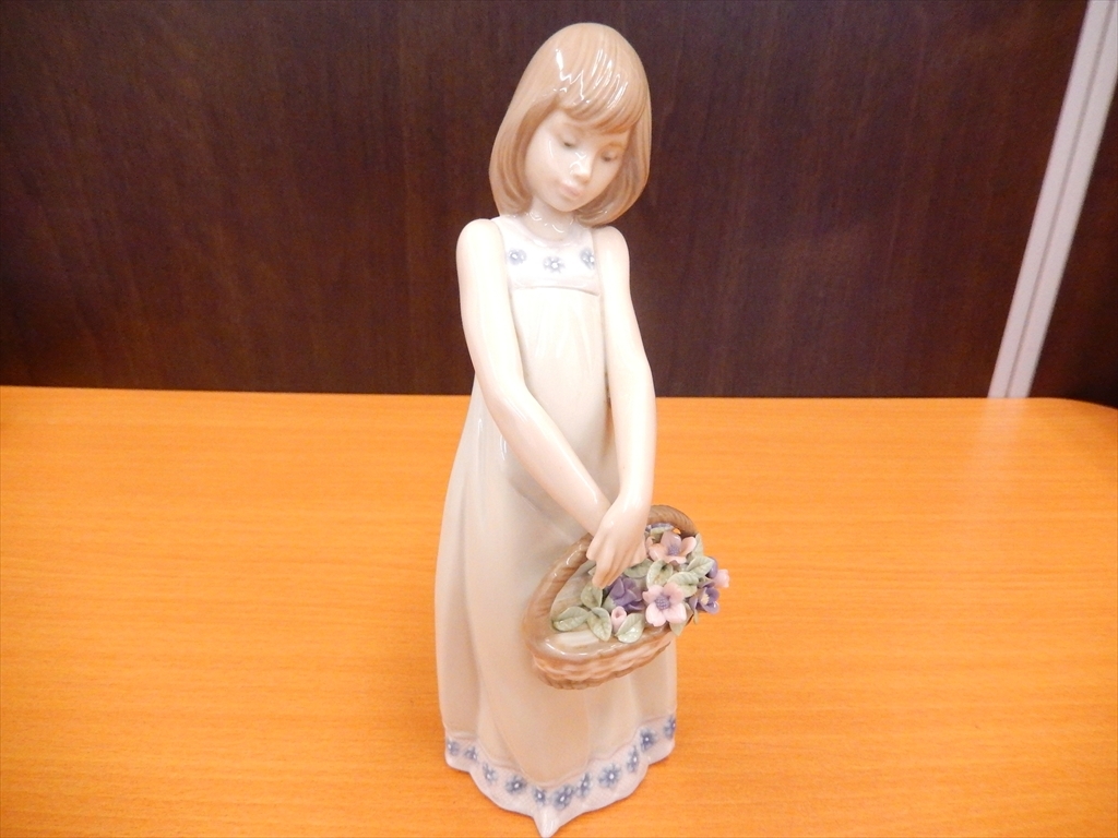リヤドロ フィギュリン 花かごを持つ少女 お花の宝物 5605 廃版品 置物