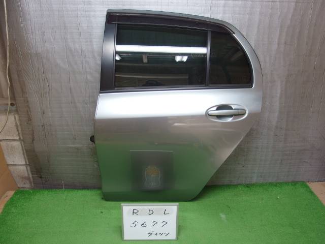 送料無料 H20年 ヴィッツ SCP90 リア リヤ Rドア 左 L 中古 即決