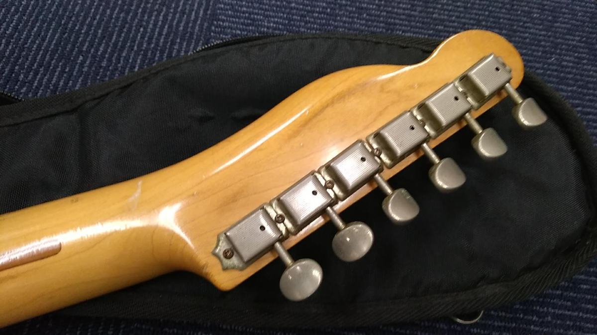 古いメーカー不明のテレキャスターとFENDER/フェンダーのソフトケース