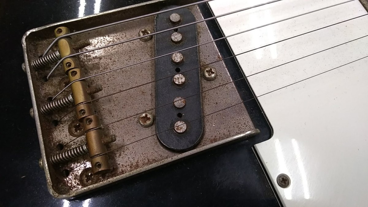古いメーカー不明のテレキャスターとFENDER/フェンダーのソフトケース