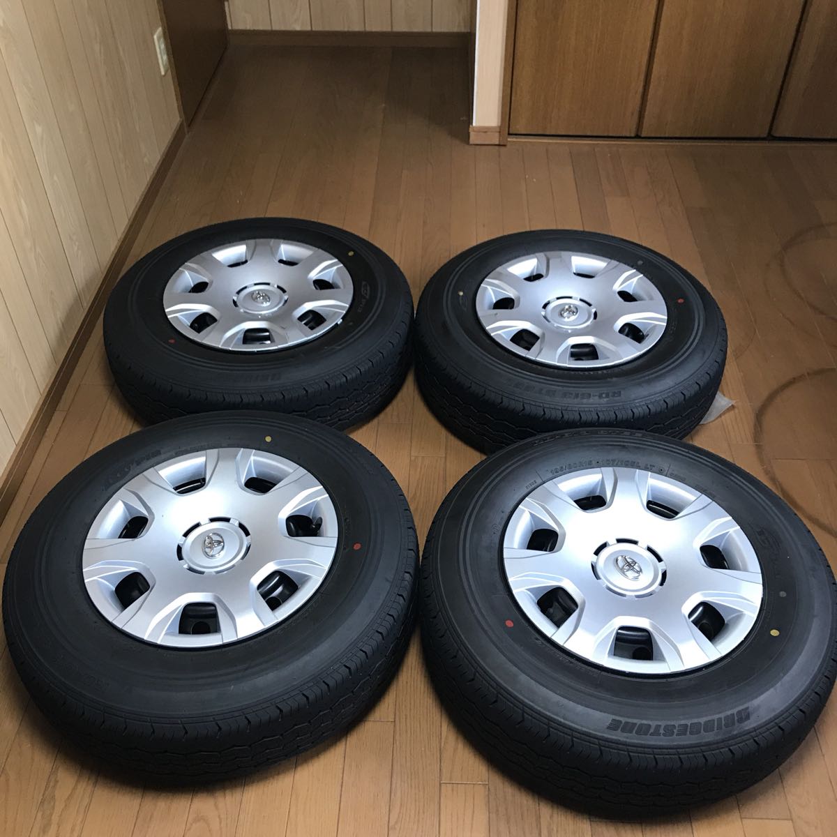 200系ハイエース4型新車外しタイヤアルミホイール 新車外し 美品 